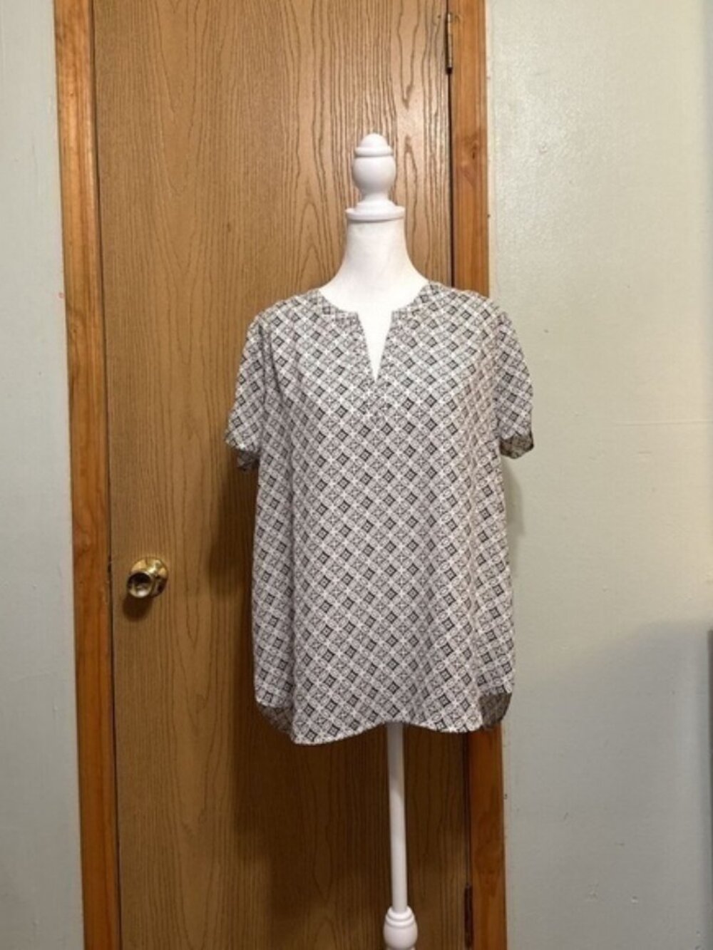 Pleione Small Multi-Color w/Geometric Print Short Sleeve V-Neck Blouse - EUC